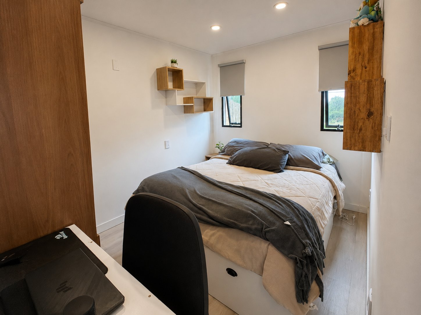 Dormitorio con estantes de madera