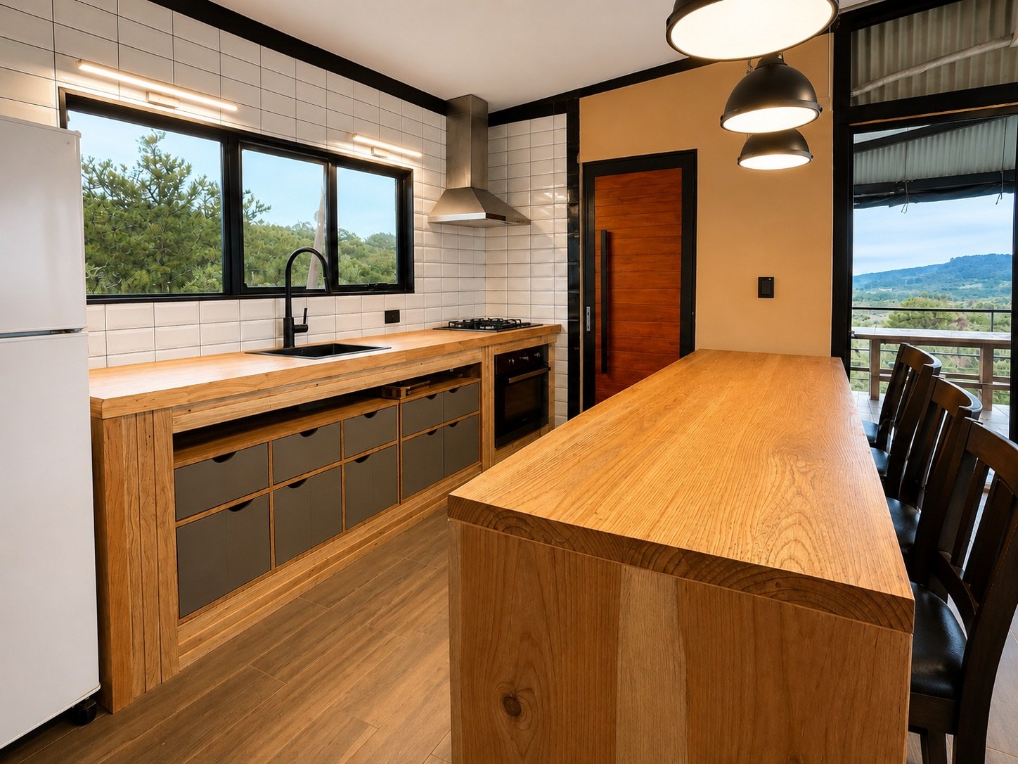 Cocina con mesada de madera, isla y revestimiento blanco