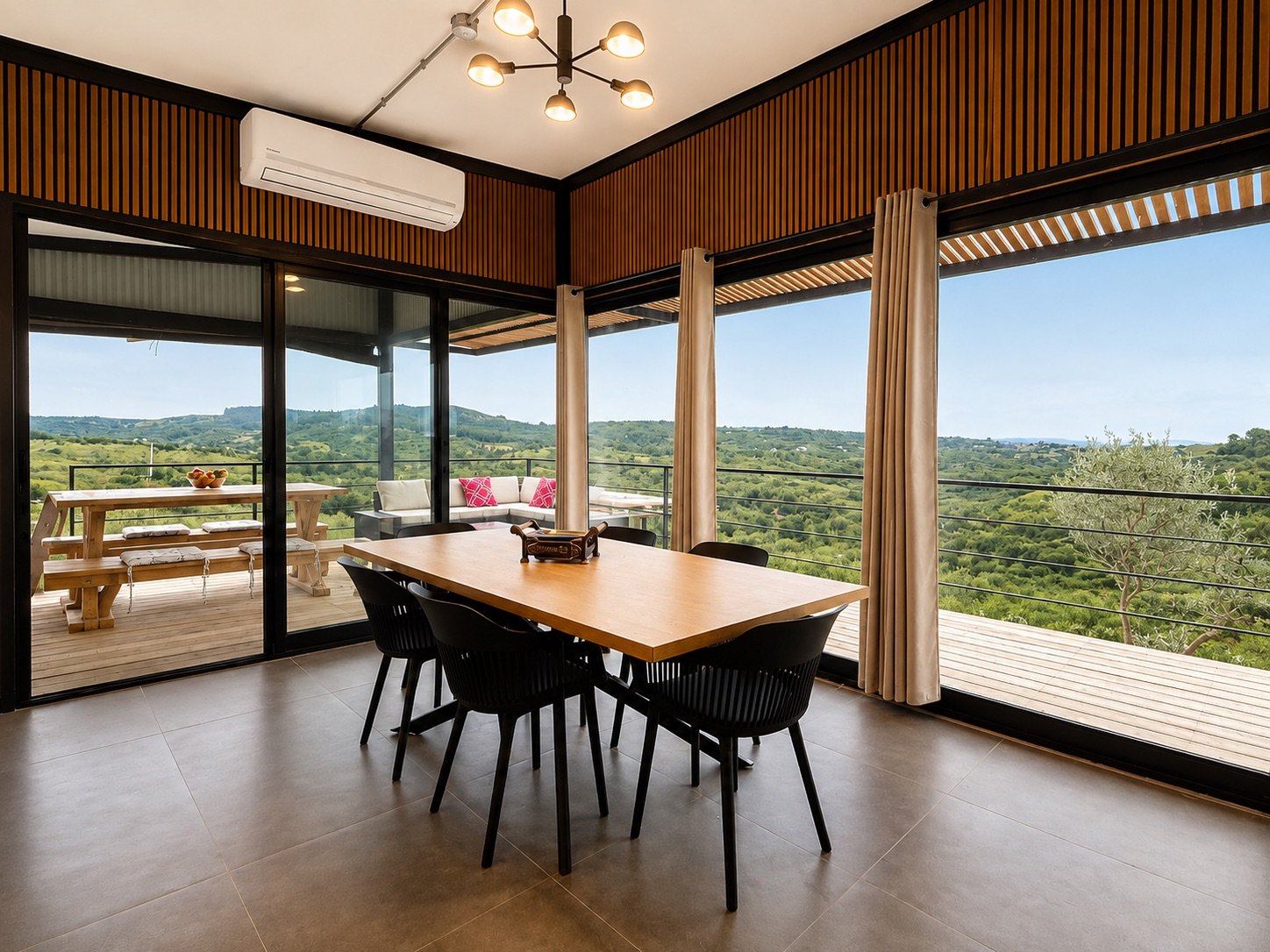 Comedor con ventanales de piso a techo y vista al campo
