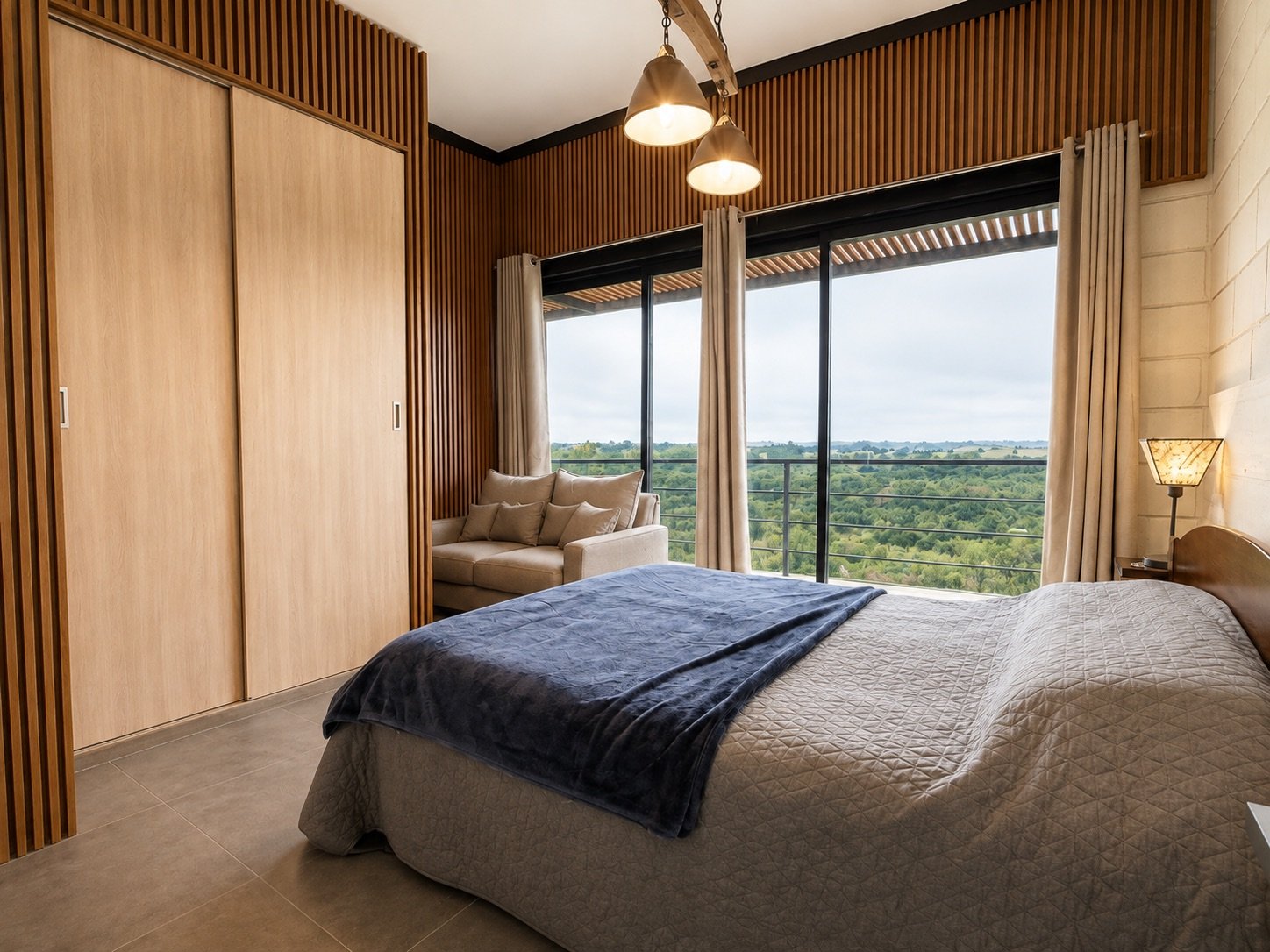 Dormitorio con ventanal al campo, placard de madera y sillón